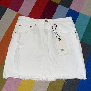 BRAND NEW Levi’s White Denim Skirt in Womens Size 30 (size 12)
